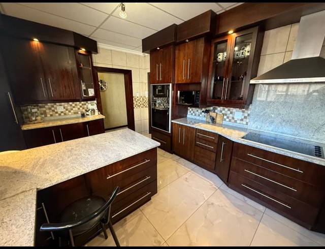 4 BEDROOM HOUSE FOR SALE IN FLORA GARDENS